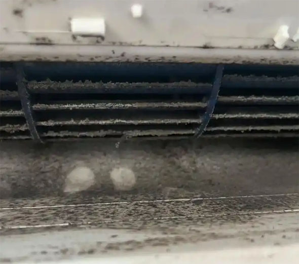 新市空调吹的风有股烧焦味是怎么回事